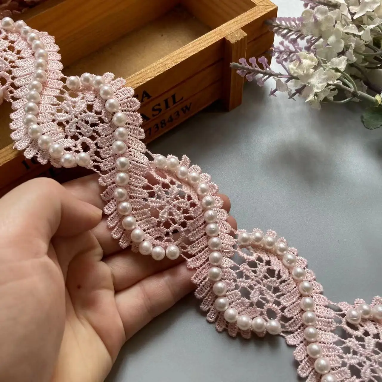 شريط دانتيل عريض