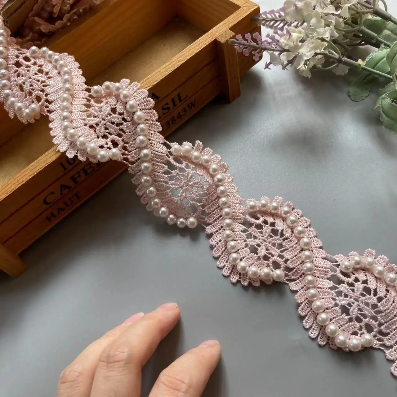 شريط دانتيل عريض