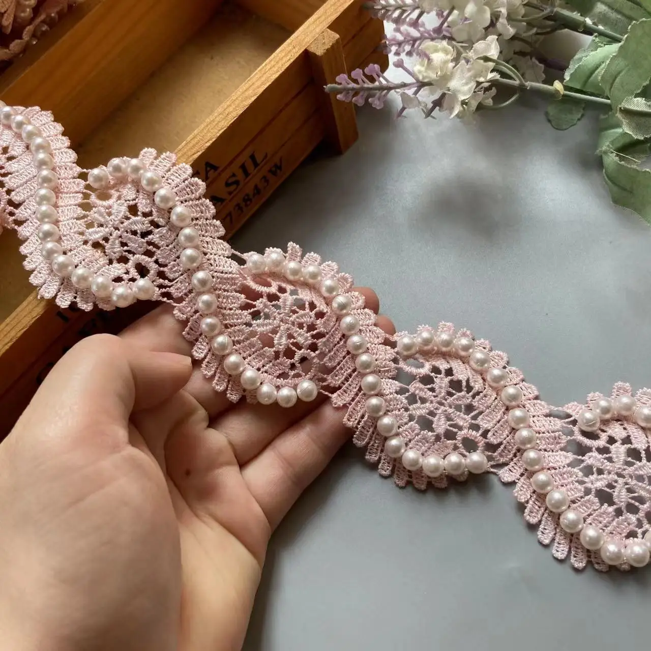 شريط دانتيل عريض